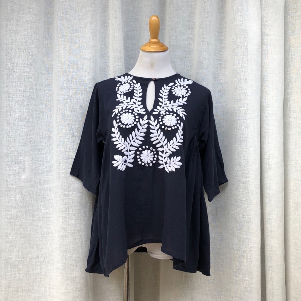 Roberta Roller Rabbit navy blue half sleeve white floral embroidery tunic